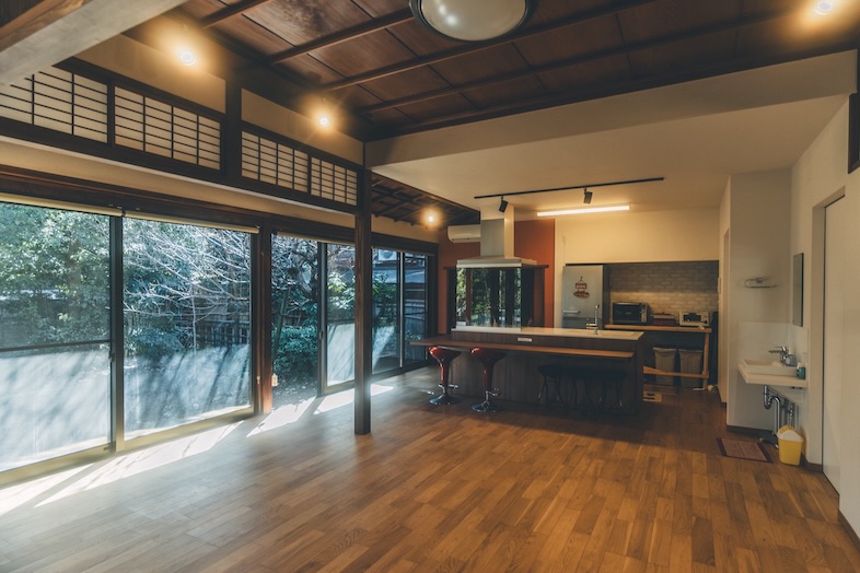 かわせみ亭【巣鴨古民家スペース】｜大きなガラス窓越しに見える緑の庭を広々としたリビング