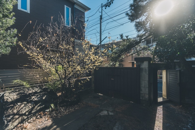 かわせみ亭【巣鴨古民家スペース】｜住宅街に佇む一軒家、門からの帰宅や配達シーンが自然に演出できます