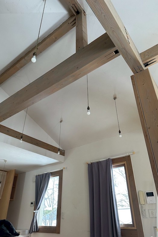 美瑛町十勝岳が一望できる森のレストラン｜【2F ハウス】ゆとりある天井高で、開放感のある撮影が可能