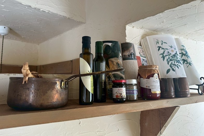 美瑛町十勝岳が一望できる森のレストラン｜【1F レストラン】撮影の背景となる小物も充実