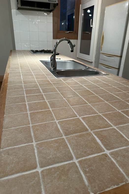 美瑛町十勝岳が一望できる森のレストラン｜【2F ハウス】タイルキッチンは調理撮影に最適