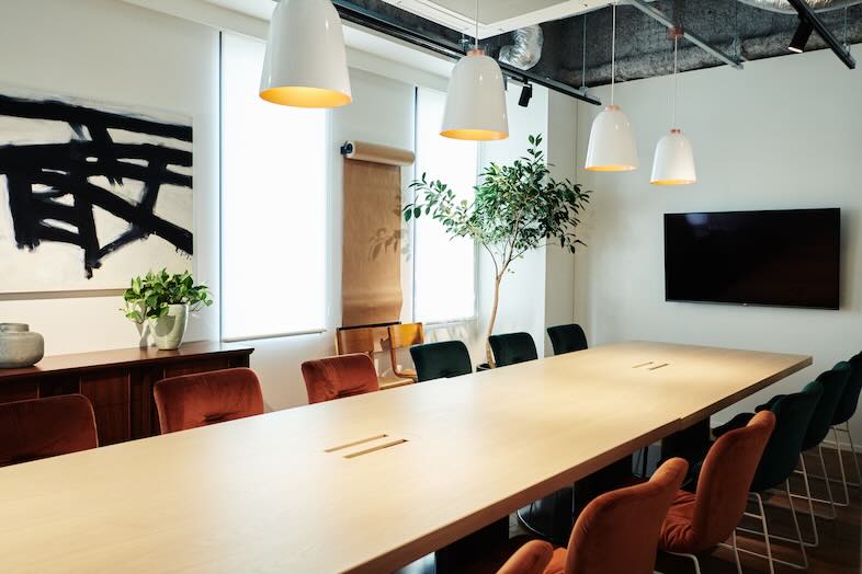 EAT PLAY WORKS｜【MEETING ROOM L 4F】大型テーブルの会議室は、対談・セミナー収録・ビジネス系ムービー撮影に