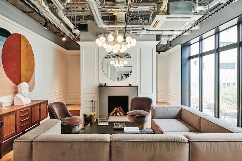 EAT PLAY WORKS｜【SALON】アートと家具が調和したサロンは、インタビューや上質なライフスタイル撮影にぴったり