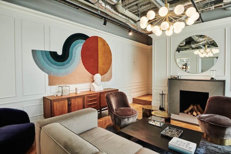 EAT PLAY WORKS｜【SALON】アイコニックな壁面デザインが特徴的なラグジュアリーな空間