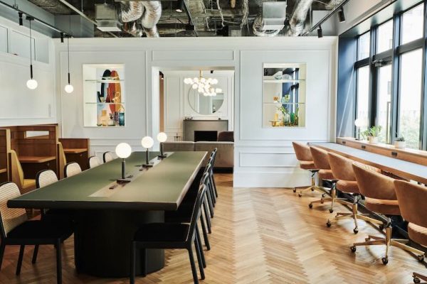 【SUNNY SPACE】自然光がたっぷり入る明るい空間は、スチール撮影やワークシーンの演出に最適