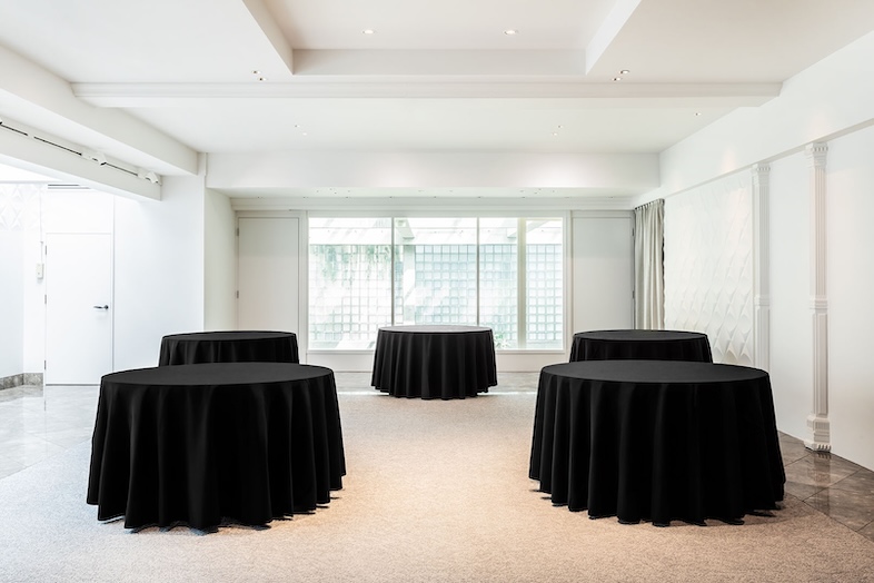 House of OMOTESANDO｜【White HALL (2F)】円卓レイアウトはトーク番組や企業イベントの収録にも最適