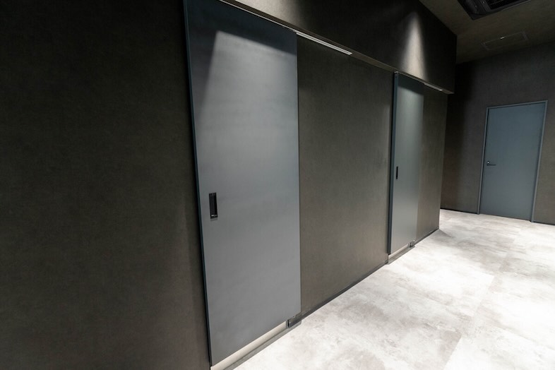 GOBLIN.新橋店 -HALL-｜【8F 入口】ブラックで統一されたシックな空間