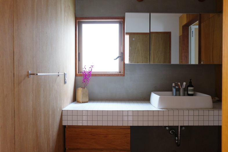 鎌倉スタジオオレンジ｜【1F 洗面所】窓からの自然光とタイルの質感が、清潔感ある洗面シーンをつくります