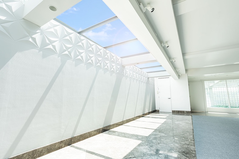 House of OMOTESANDO｜【White HALL (2F)】天窓から見える空模様や時間の変化がスチールやムービーに彩をもたらします