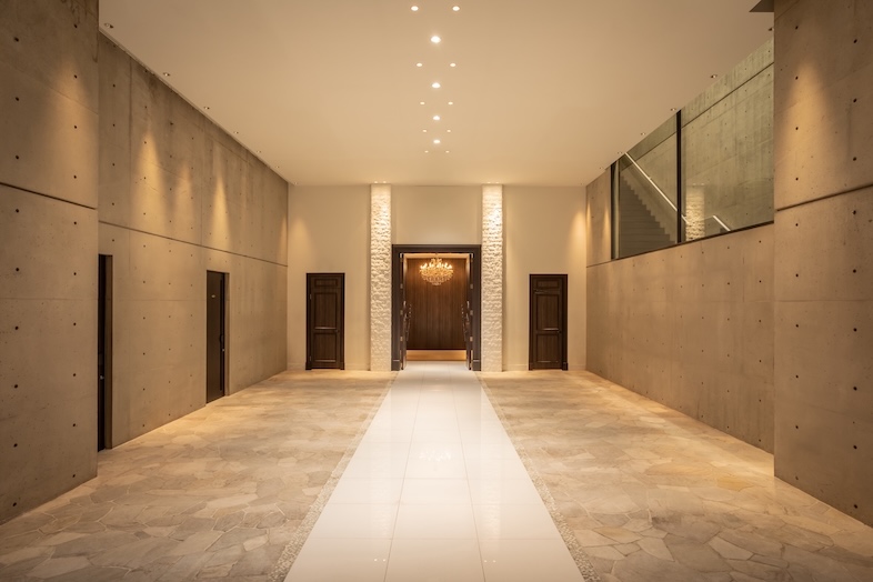 House of OMOTESANDO｜【Sky HALL (B1F)】照明が建築美を一層際立たせる夜のカットは、ブランドムービーなどに品格を添えます