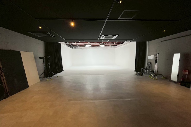 STUDIO X GARAGE｜広さを活かし、引きのカットでも余裕をもって撮影可能