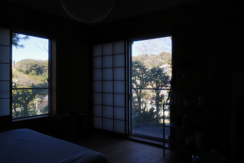 鎌倉スタジオオレンジ｜【1F 寝室】窓外の緑を活かし、時間帯の変化を感じさせる印象的な寝室カットが撮れる