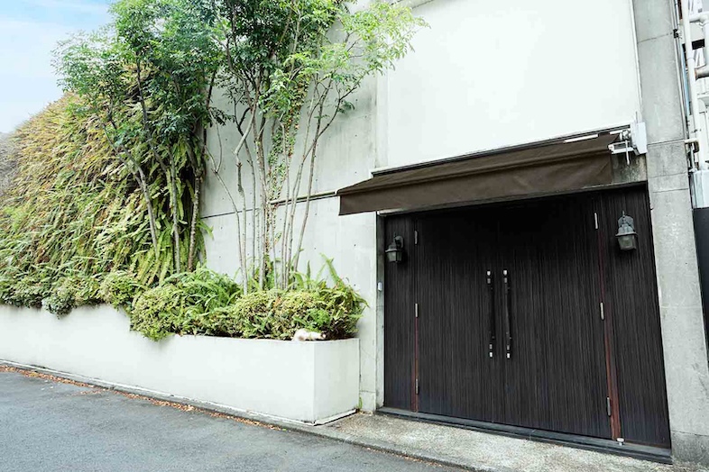 House of OMOTESANDO｜【外観】入口_高級住宅地に有名建築家が設計した住宅を一棟丸ごと撮影利用可能