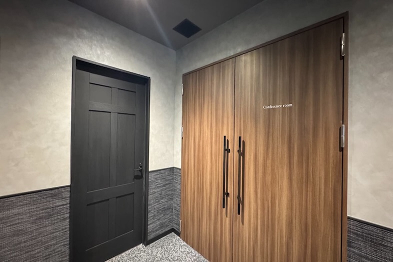 GOBLIN.新橋店 -LOUNGE-｜【5F 入口】重厚なドアデザインの貸し会議室