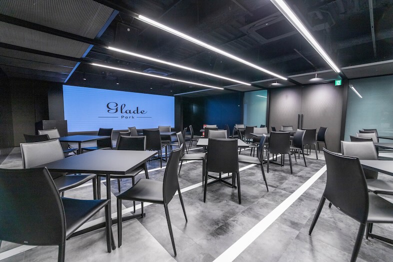 GOBLIN.新橋店 -HALL-｜【8F メインフロア】天井にライン照明が走るスタイリッシュな空間