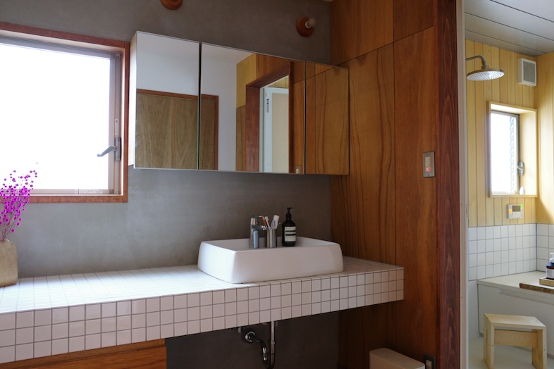 鎌倉スタジオオレンジ｜【1F 洗面所】身支度シーンや会話シーンを撮りやすい洗面スペース