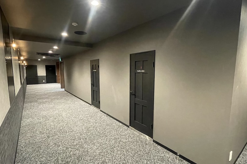 GOBLIN.新橋店 -LOUNGE-｜【5F 廊下】シックな廊下