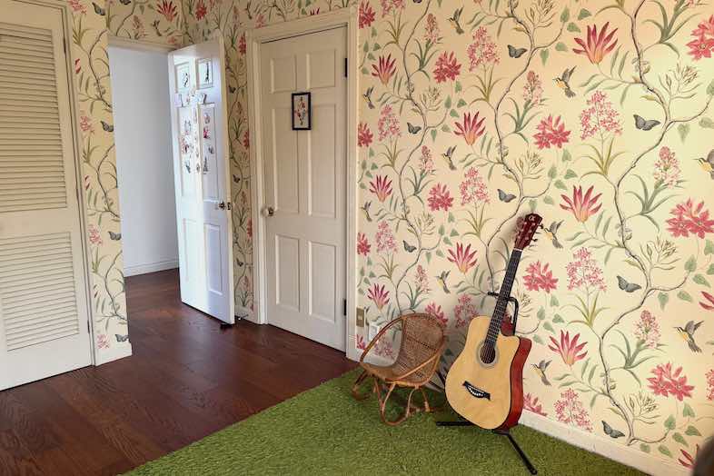 studio WANDERLUST｜花柄の壁紙が目を惹く子供部屋