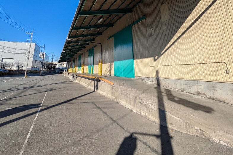 Studio INDIGO｜広大なヤードと高床式バース完備で、10t車・トレーラー搬入もスムーズ