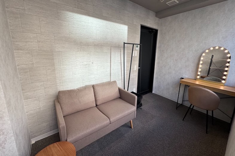 GOBLIN.新橋店 -LOUNGE-｜【6F 控室A】登壇者・撮影ゲスト複数名でも余裕の控え室