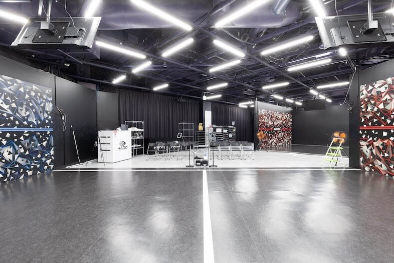 GOBLIN.お台場ARENA店｜【プレミアムルーム】コートスペース側からの撮影イメージ