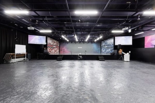 【グランドステージ】最大400名収容可能なグランドステージスペース