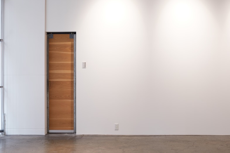GOBLIN.中目黒GALLERY店｜白壁と木製ドアが並ぶフラットな壁面