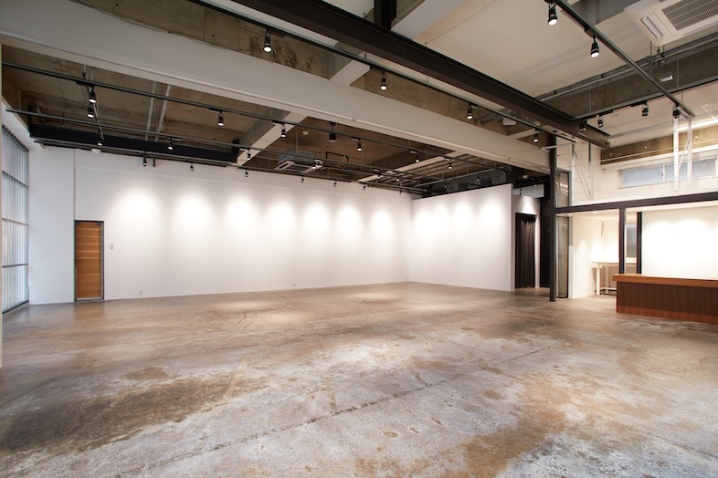 GOBLIN.中目黒GALLERY店｜幾つもの物語がつながる柔らかな光を湛えた横長の白い壁