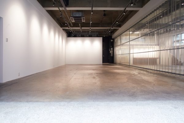 自然光が柔らかく入り、展示物を引き立てます