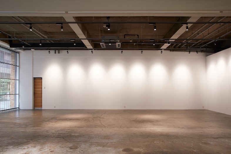 GOBLIN.中目黒GALLERY店｜複数シリーズの展示にも対応できる横長でキャンバスのような白壁