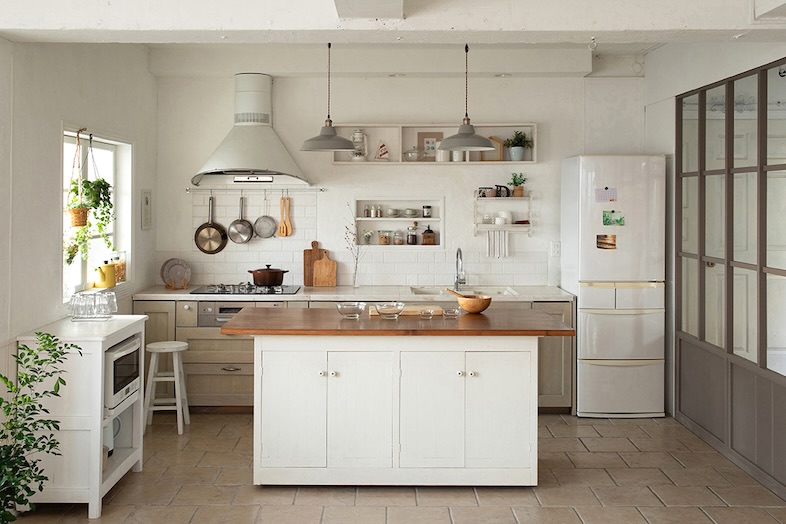 Studio Vale｜【space A】木目や鍋・ザルなどの小道具がインテリアに溶け込んでいるキッチン