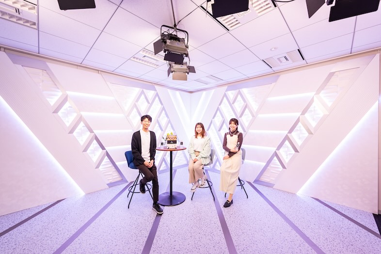 b.studio -第2スタジオ-｜ハイチェア（青）3脚・ハイテーブル1台/照明：白