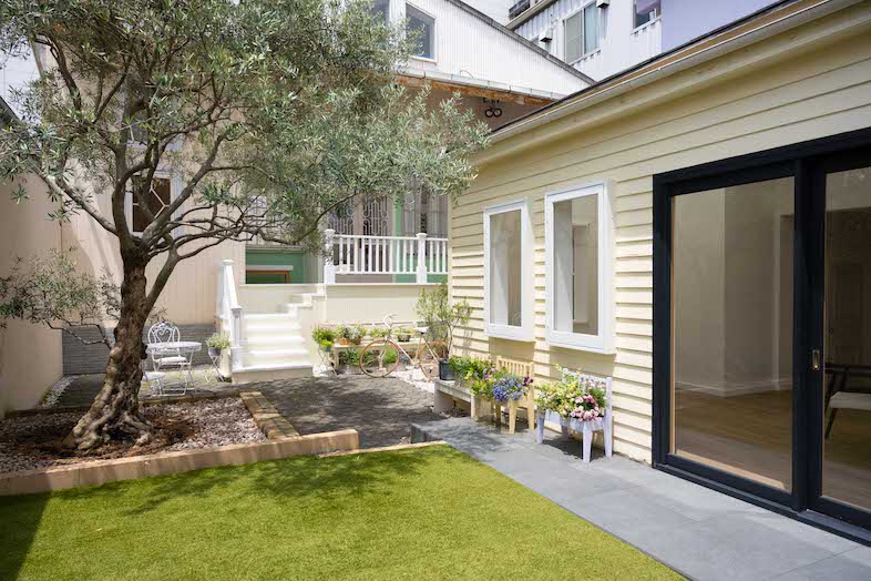 OLD OLIVE｜【ガーデン】シンボルツリーが印象的な開放感あふれるガーデンエリア