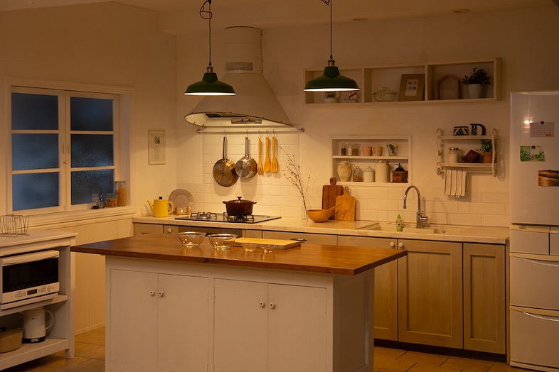 Studio Vale｜【space A】ペンダントライトの温かな光は、日中と異なる夜のムードを演出可能