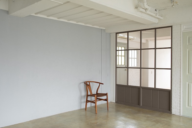 Studio Vale｜【space B】光と影のラインが壁に美しいパターンを描くため、ファッションやアクセサリーなどの撮影に最適