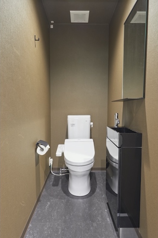 LA COLLEZIONEuno & LACOLLEZIONE｜落ち着いた色調でまとめられたトイレスペース