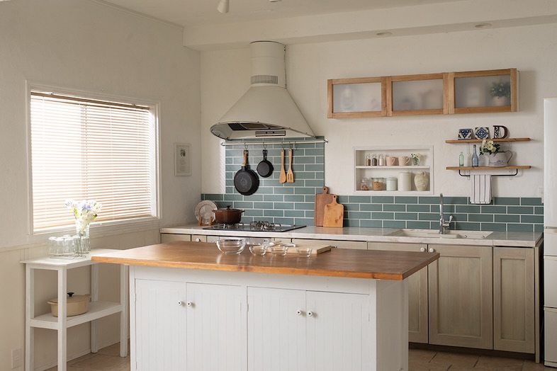 Studio Vale｜【space A】タイル壁とキッチン設備が組み合わさったナチュラルなキッチン