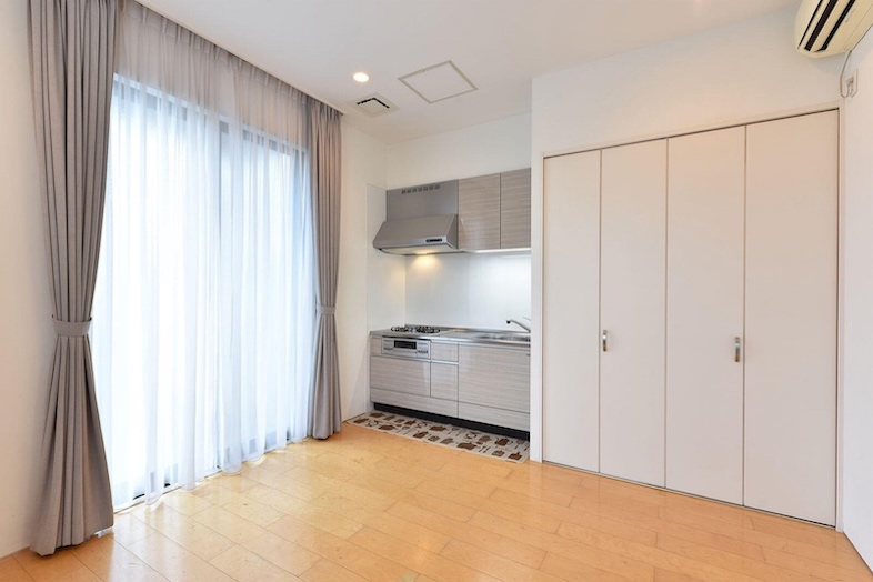 スタジオPia34.辰巳｜【1F】大きな窓から自然光が差し込むサブキッチン