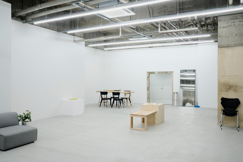 STUDIO ZYX｜天高4.2m、白壁×モルタル床洗練された空間