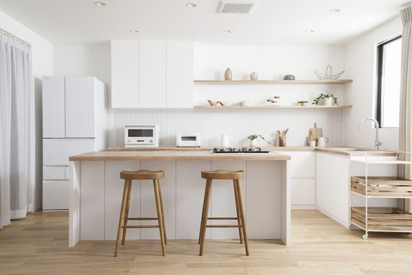 フラットな白壁と木製カウンターが商品撮影の背景として使いやすい