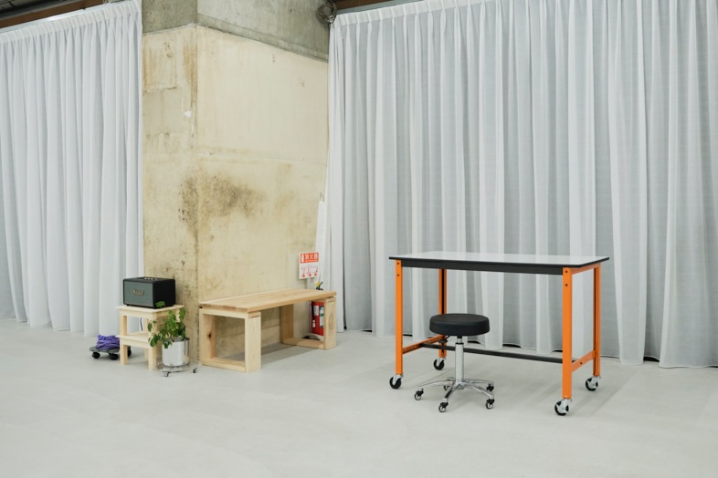 STUDIO ZYX｜家具・備品も充実｜可動式家具で、配置換えの自由度も高い