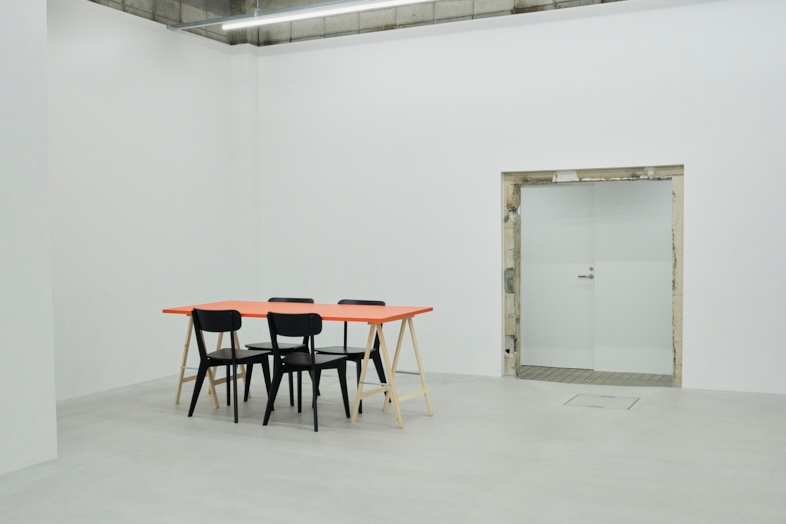 STUDIO ZYX｜家具・備品も充実｜無機質なコンクリート壁にカラフルな家具がポップなアクセントに