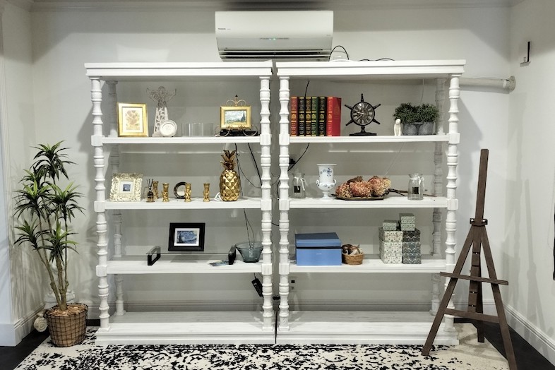 イングリッシュガーデン・ロケーションサービススタジオ︎｜【1F リビング】ヨーロピアンな白い棚には、撮影の背景に最適な小物が豊富に飾られています