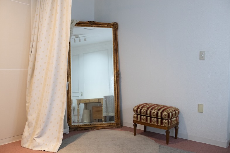 今川スタジオ｜大きなアンティークミラーとスツールが置かれたフィッティングスペース