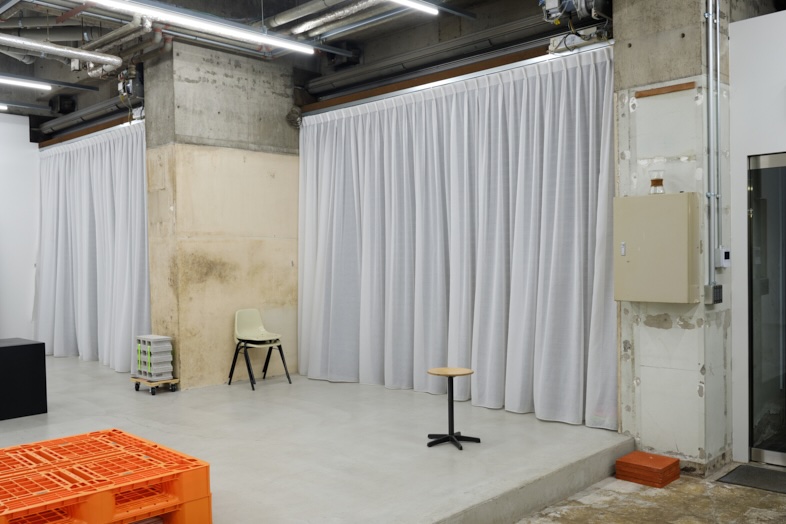 STUDIO ZYX｜仕切り等は背景を切り替えたいときの即席ホワイト背景として機能するので撮影の幅が広がる