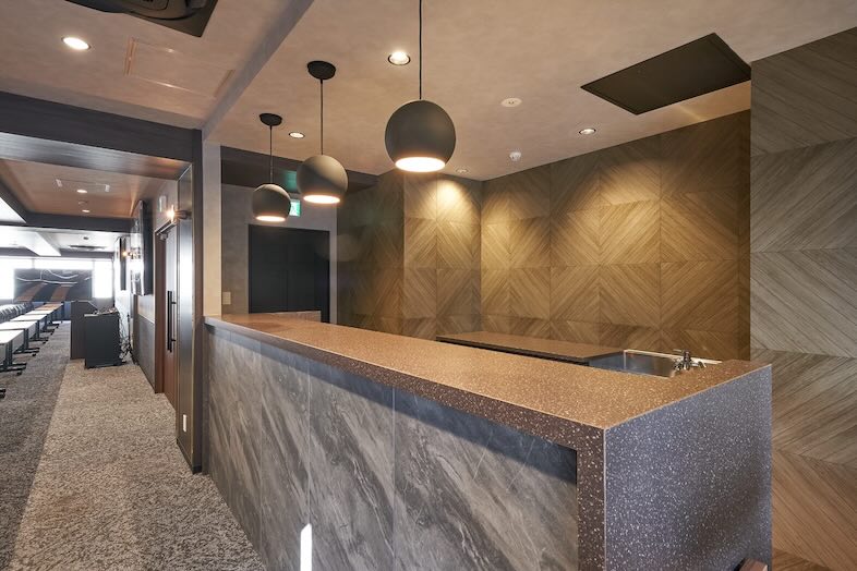 GOBLIN.新橋店 -LOUNGE-｜【5F メインフロア】カウンターを使用した飲食シーンに