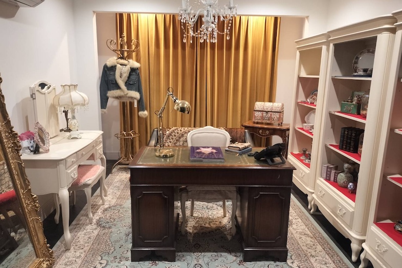 イングリッシュガーデン・ロケーションサービススタジオ︎｜デスクワークシーンに最適な、ゴールでのカーテンが目を惹く空間