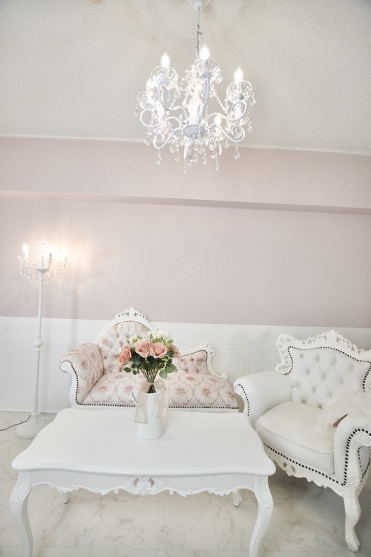 ミートアップルーム栄｜【フォトスタジオ】エレガントな家具・プロップスが豊富なので、ヨーロピアン調のポートレートやコスプレ撮影が可