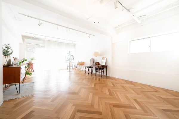 白壁とフローリング床のヴィンテージ感漂う空間