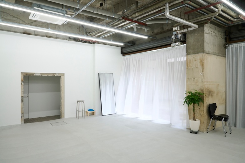 STUDIO ZYX｜開口部から搬入可｜展示会・ポップアップ・大型プロダクト撮影にも